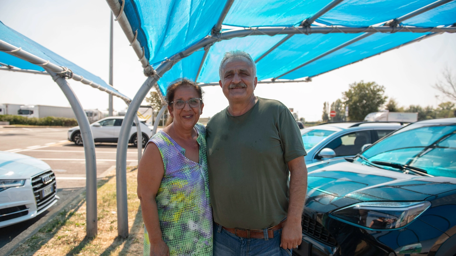 Lo sfogo dei cittadini di ritorno nell’area di sosta dell’A1, prima del casello di Melegnano. Sconvolti dai prezzi anche i visitatori svizzeri: “Gli italiani vogliono solo una cosa: i money”