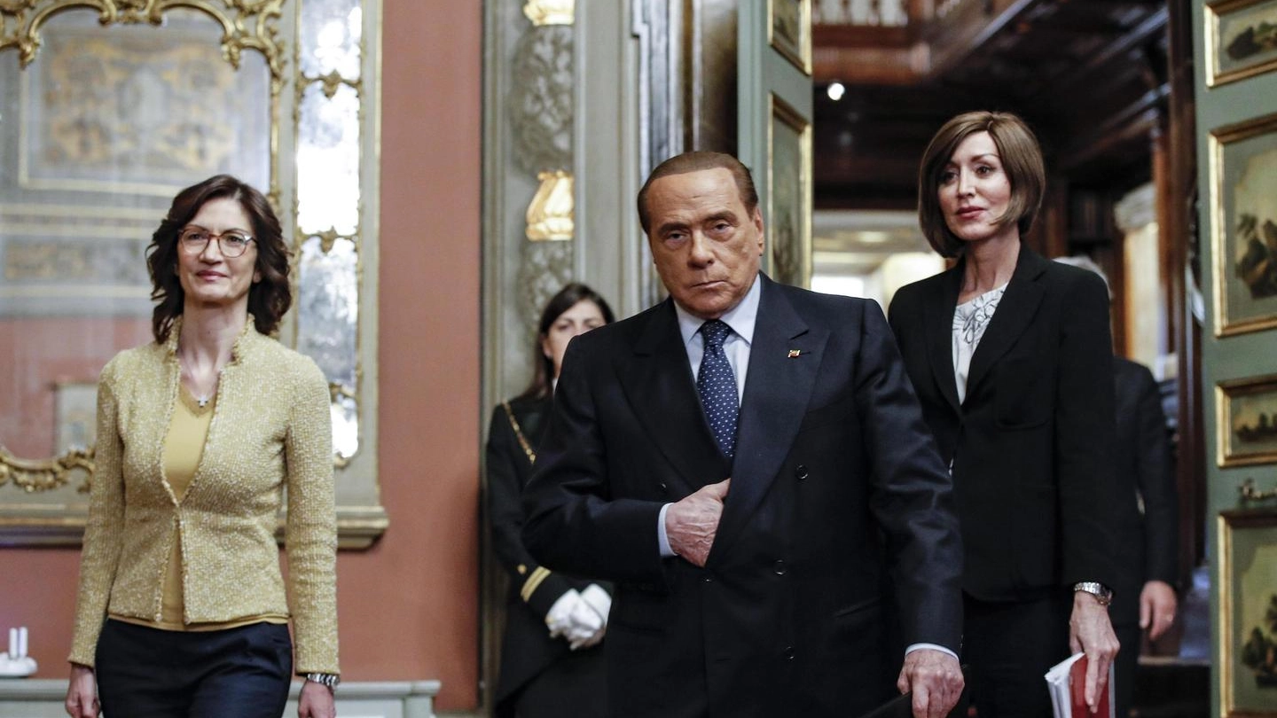 Maria Stella Gelmini, Silvio Berlusconi e Anna Maria Bernini (Ansa)