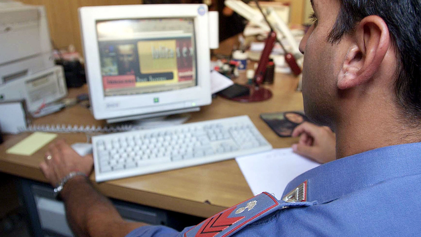 Carabiniere impegnato in un'indagine per pedopornografia (archivio) Carabiniere impegnato in un'indagine per pedopornografia (archivio)