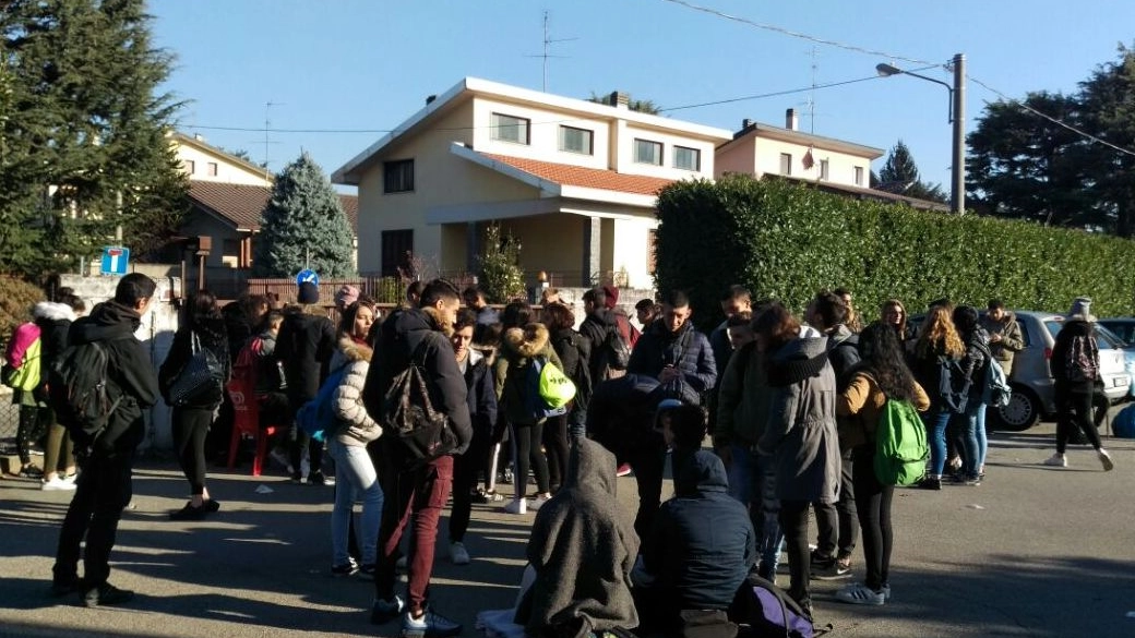 Studenti in protesta per la scuola fredda