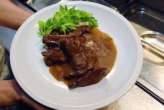 Il brasato di seitan messo a punto da Pina Siotto del Centro Natura (foto Schicchi)