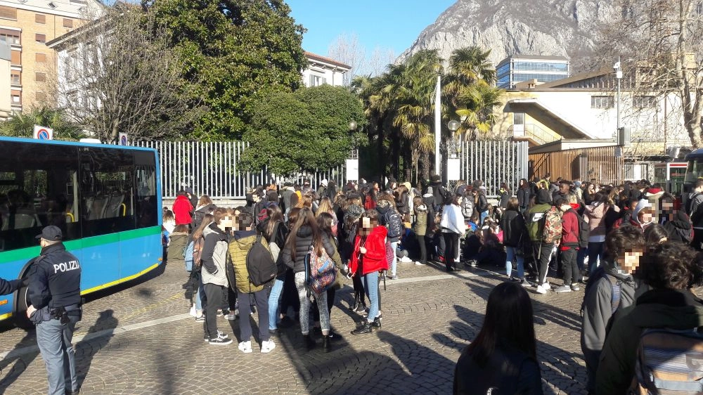 Lecco, protesta studenti Bertacchi e Manzoni