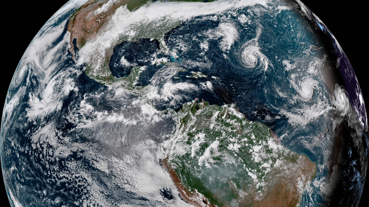 Uragano Florence nelle immagini satellitari del NOAA (Ansa)
