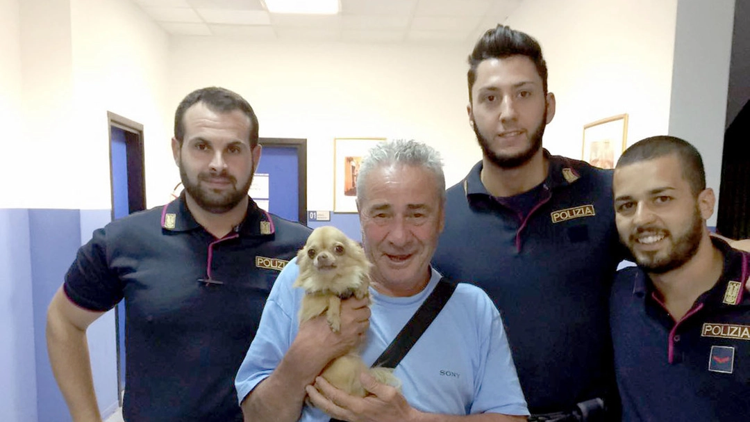Gli agenti di polizia di Sesto con il Chihuahua in cerca di un nuovo padrone