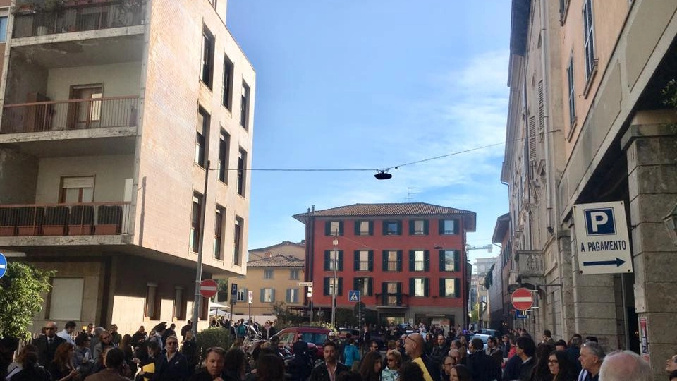 La gente in strada evacuata dal tribunale per l'allarme bomba (Facebook)