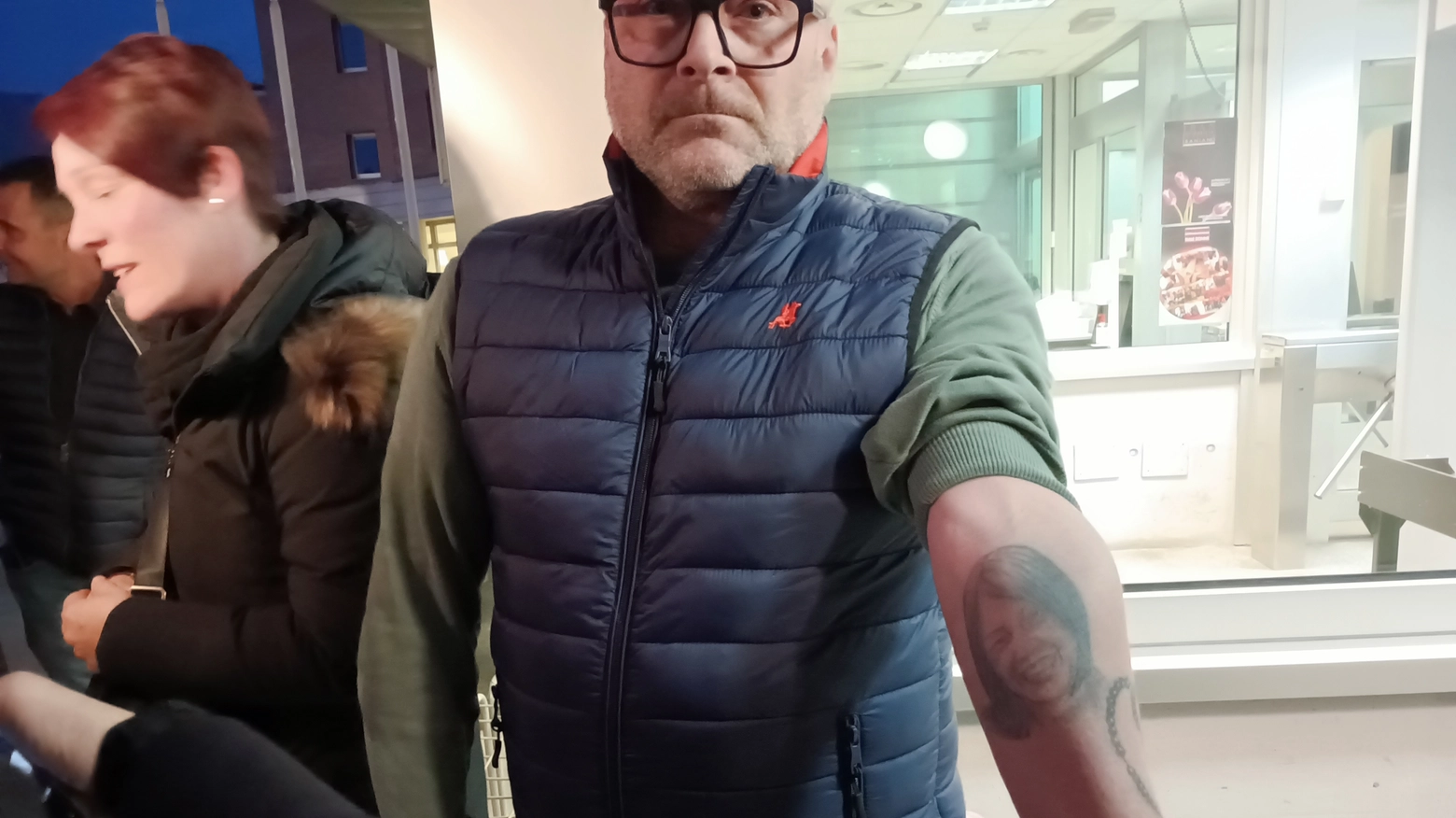 Gregorio Beccalli in tribunale mostra il tatuaggio con il volto della sorella uccisa Gregorio Beccalli in tribunale mostra il tatuaggio con il volto della sorella uccisa