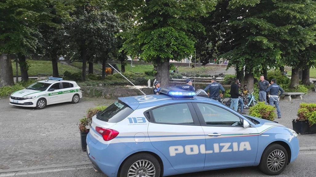 In bilico sul cavalcavia Stanco di droga e furti vuole buttarsi dal ponte Salvato dalla polizia In bilico sul cavalcavia Stanco di droga e furti vuole buttarsi dal ponte Salvato dalla polizia