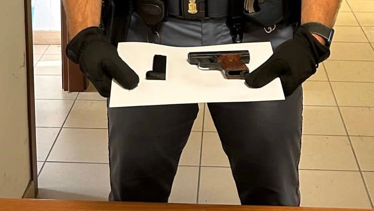 La pistola sequestrata dalla Questura di Monza La pistola sequestrata dalla Questura di Monza