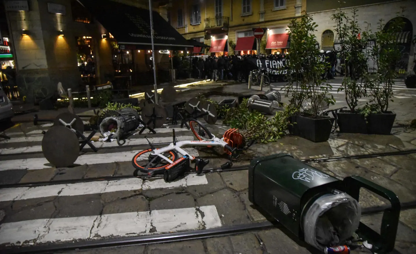Milano, il bar devastato dagli anarchici: "Così i passanti ci hanno aiutato a sistemare"