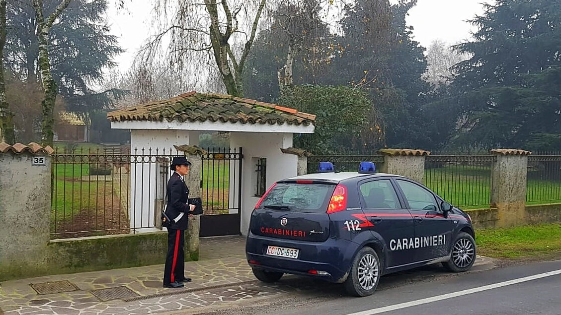 Carabinieri davanti alla villa della rapina a Filighera