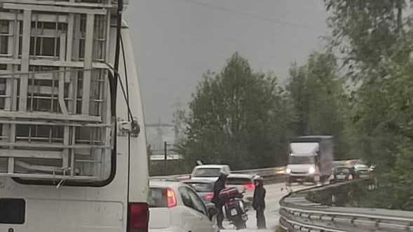 Il nubifragio da paura Vento e grandine come sassi Tetti e campi devastati la Lombardia conta i danni Il nubifragio da paura Vento e grandine come sassi Tetti e campi devastati la Lombardia conta i danni