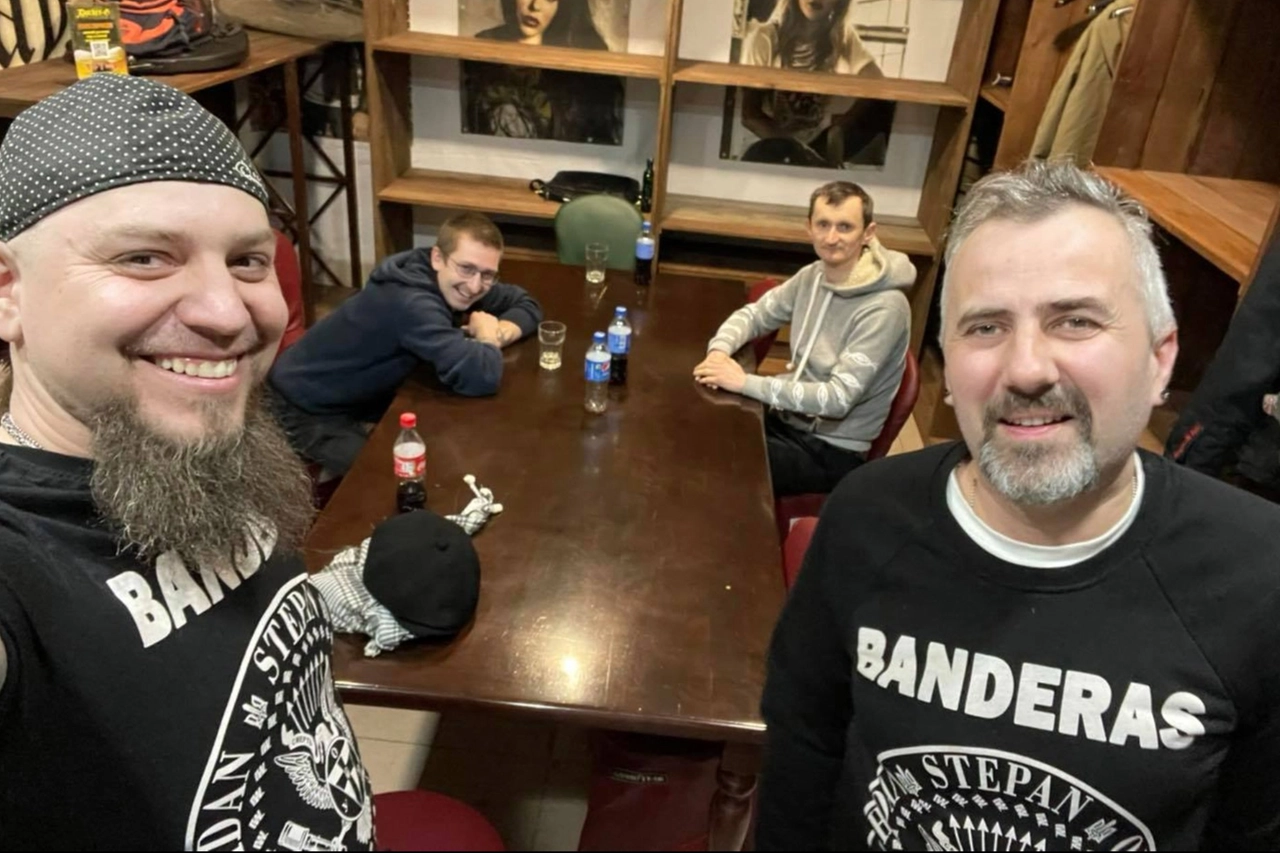 Alcuni componenti dei Beton con la t-shirt che esalta Stepan Bandera (e insulta i Ramones)