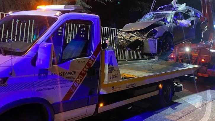 La Porsche “vola“ nel giardino di una casa. Il conducente è  gravissimo in ospedale