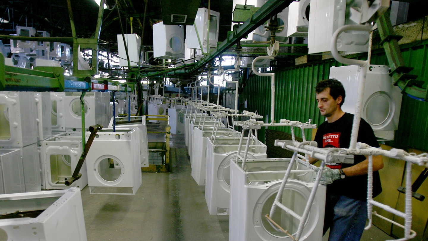 Le linee di produzione di Brugherio dove vengono costruite le lavabiancheria Candy