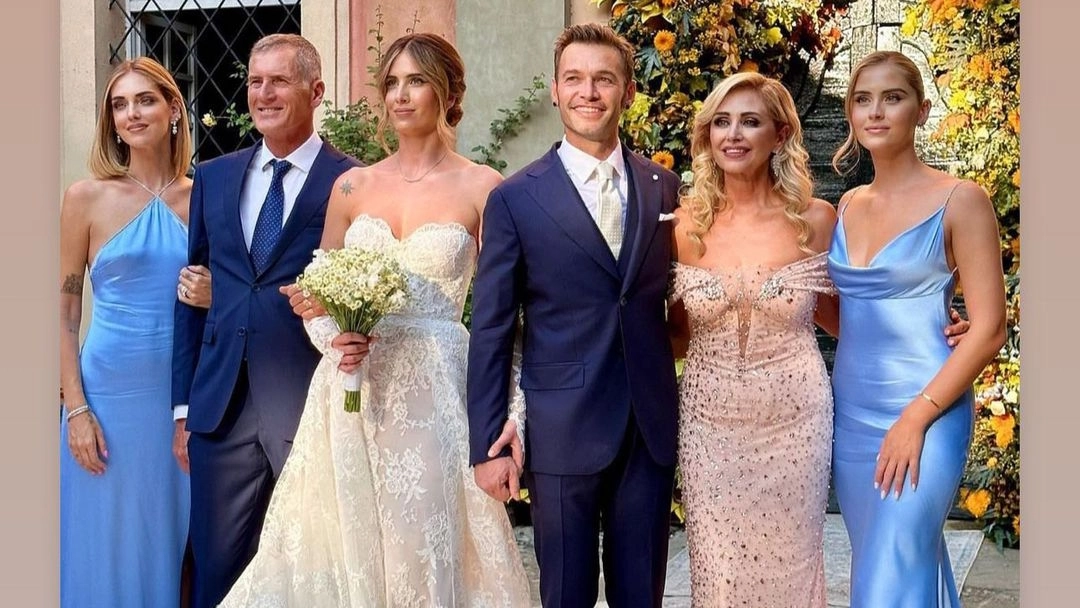 Gli sposi con Marco Ferragni, Marina Di Guardo, Chiara e Valentina