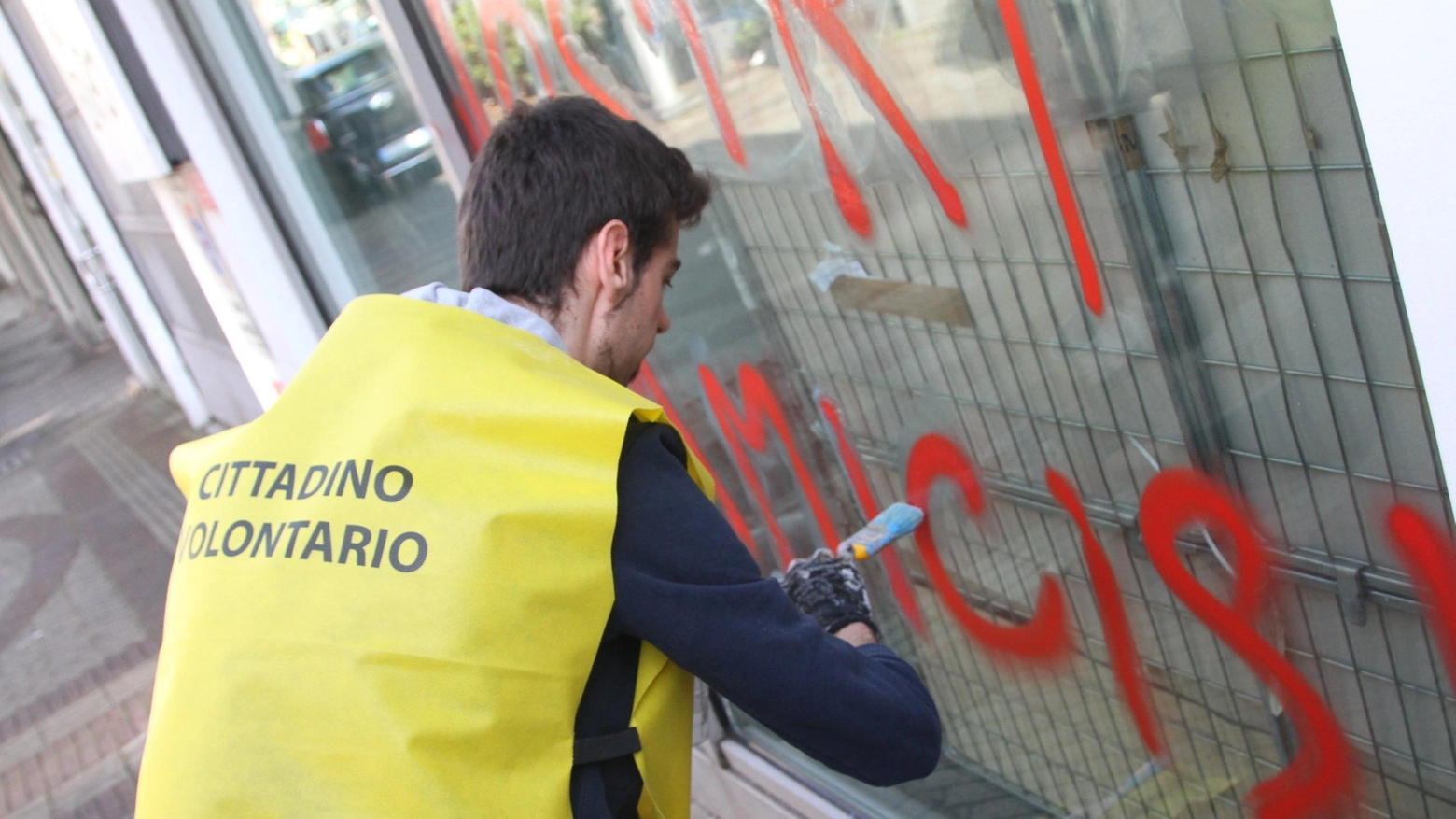 Cittadini volontari ripuliscono i muri di Milano 