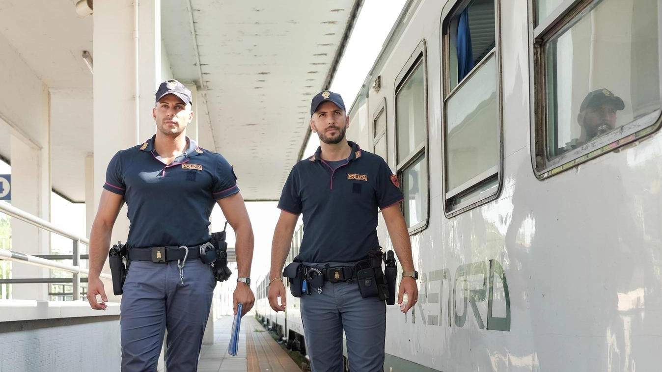 Molesta i passeggeri sul treno  Poi assale gli agenti: denunciato