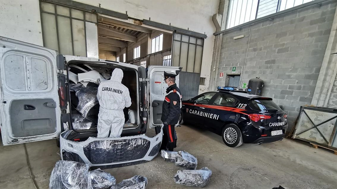 Con la pistola dal carrozziere. Rintracciato dopo la fuga Con la pistola dal carrozziere. Rintracciato dopo la fuga