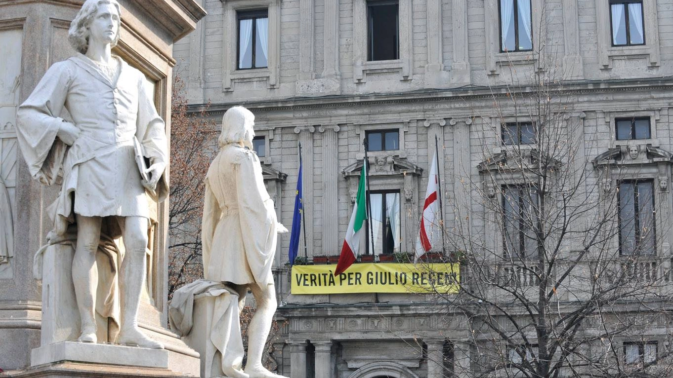 Lo striscione 'Verità per Giulio Regeni' a Palazzo Marino (Facebook Giuliano Pisapia)