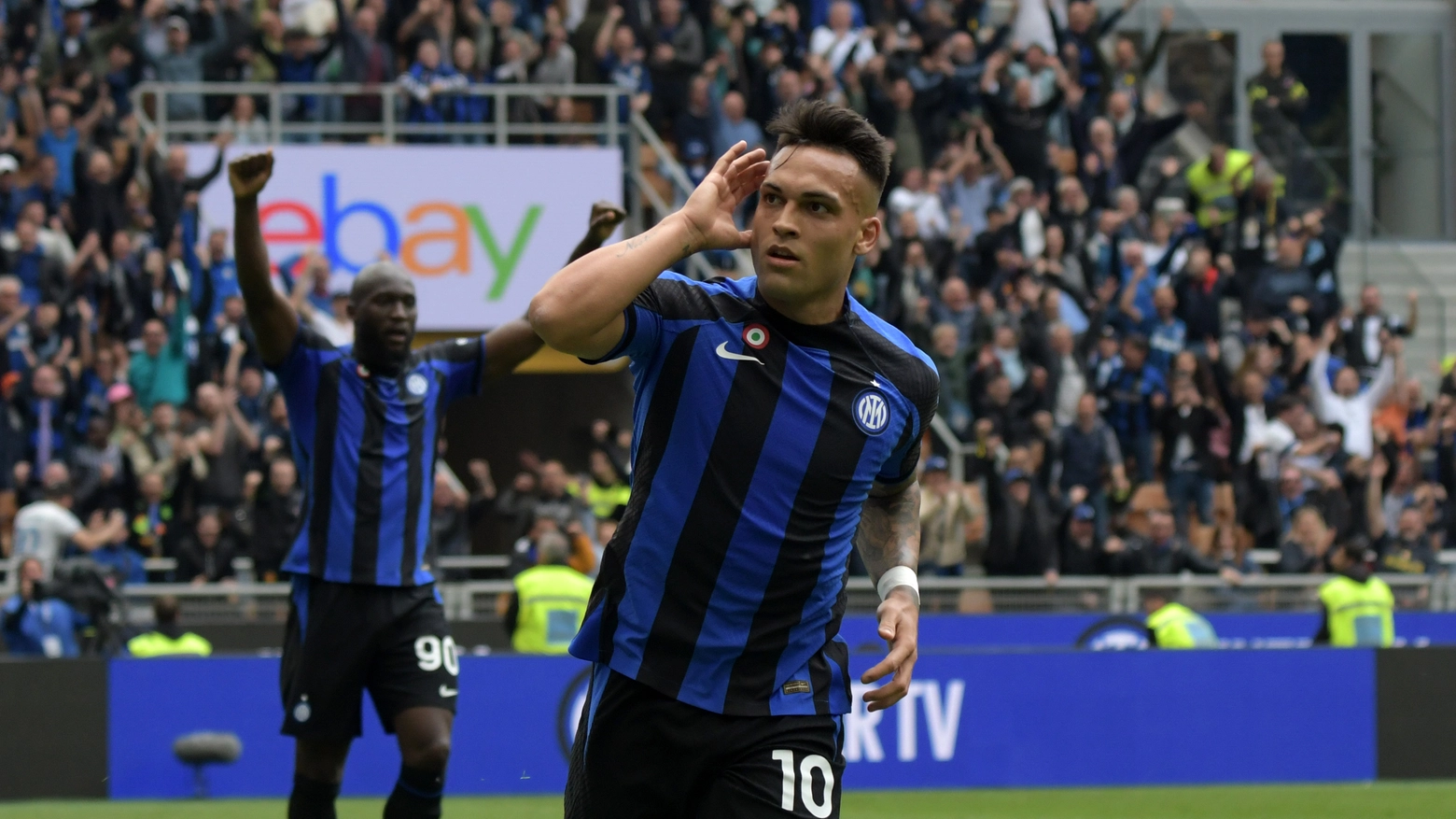 Lautaro festeggia il terzo gol Lautaro festeggia il terzo gol