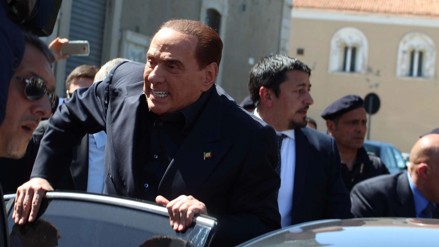 Berlusconi a Termoli sale sul predellino (Lapresse)