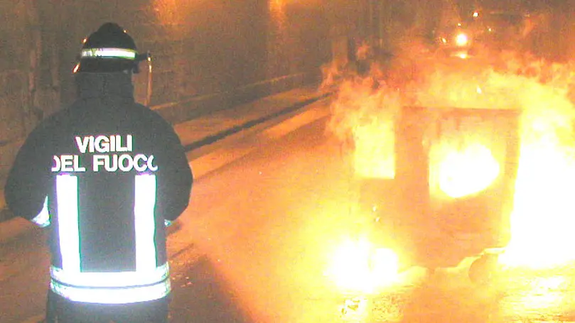 Incendio in viale Tibaldi, bruciano tre cassonetti