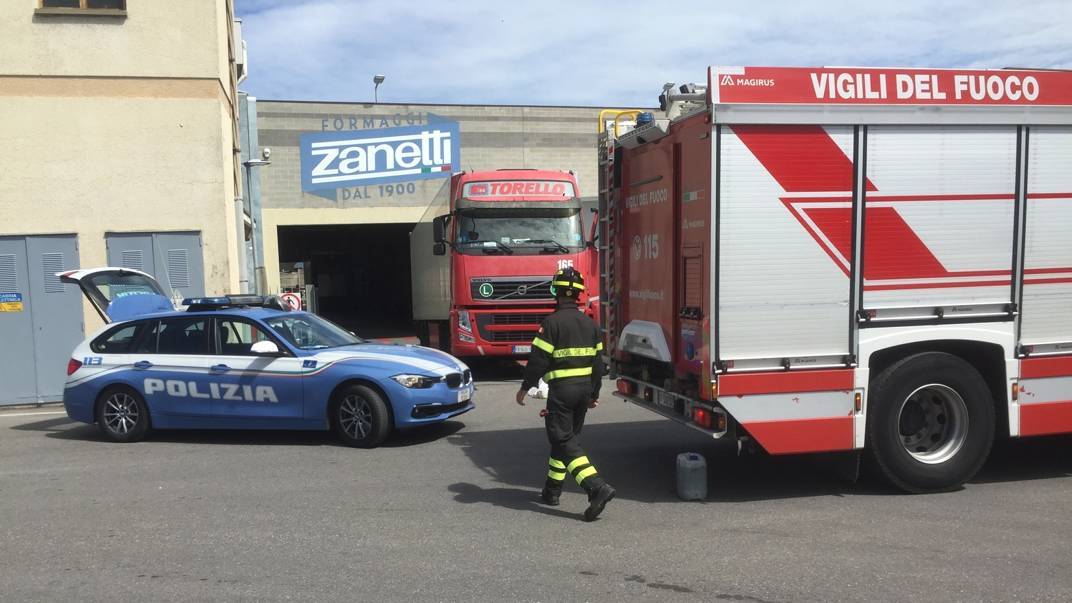 I rilievi di polizia e vigili del fuoco fuori dalla Zanetti I rilievi di polizia e vigili del fuoco fuori dalla Zanetti