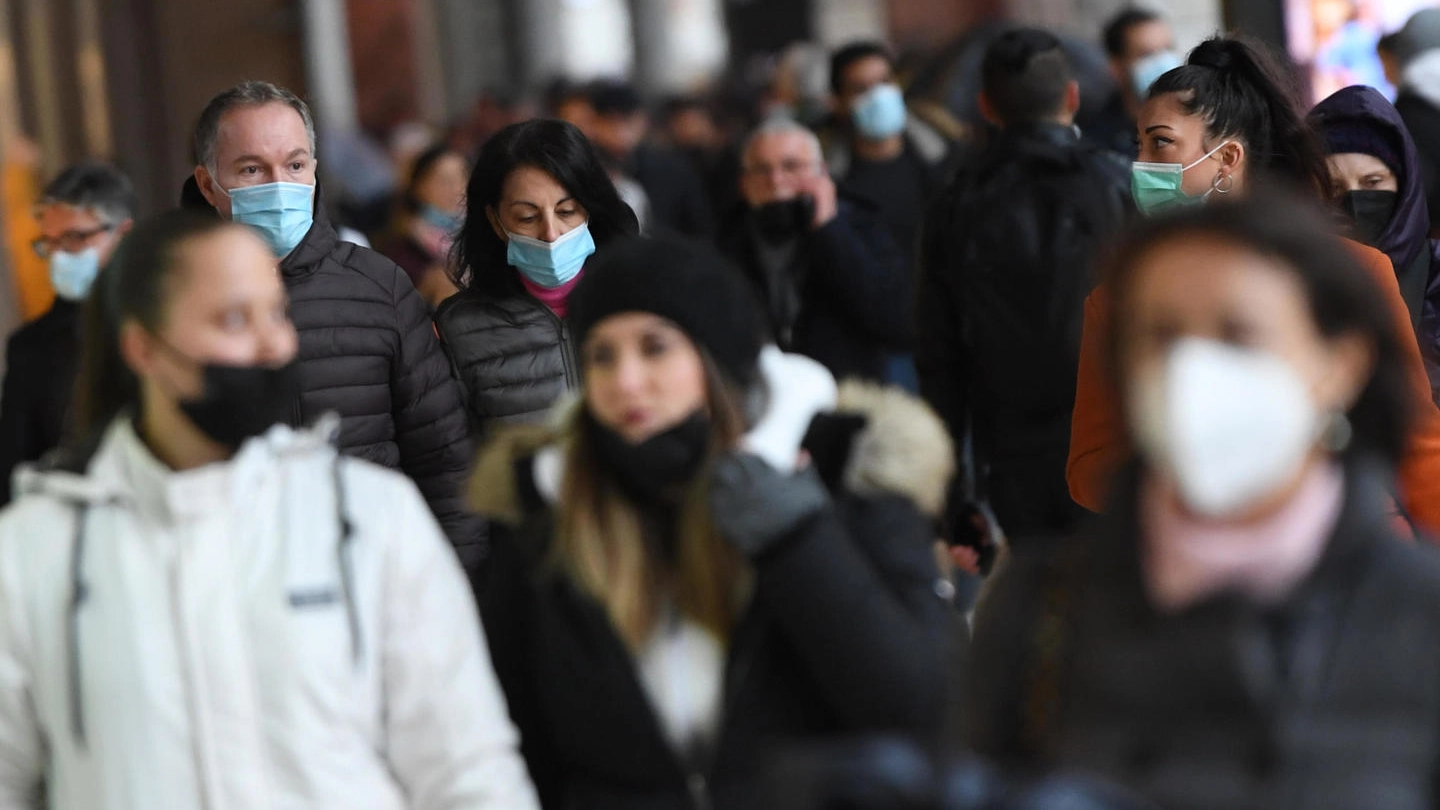 La folla per le vie del centro a Milano, ancora tante mascherine indossate spontaneamente