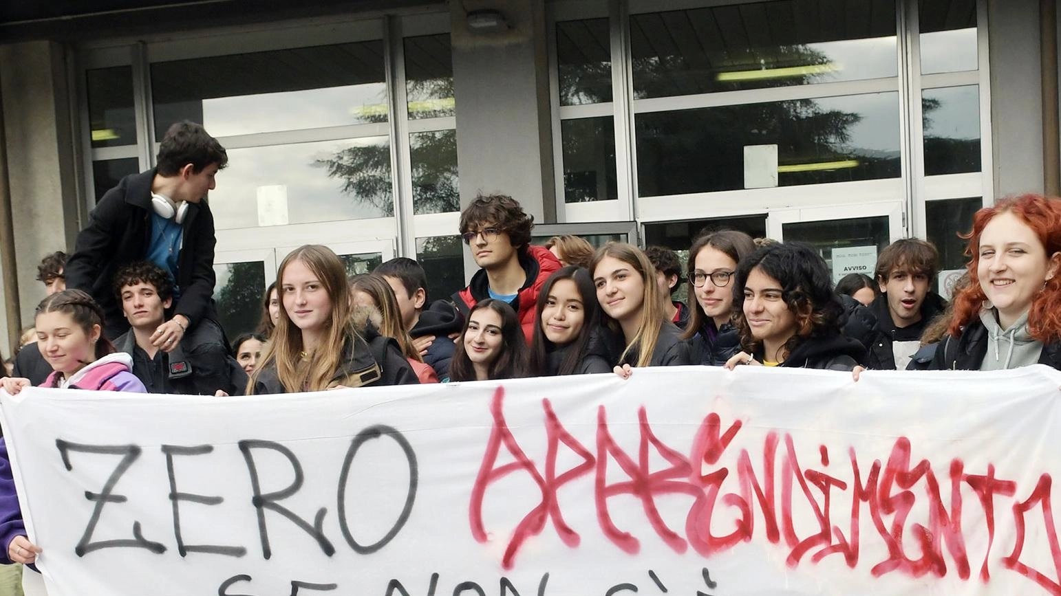 Protesta al liceo Primo Levi. Gli studenti scendono in strada: vogliamo una scuola più sicura Protesta al liceo Primo Levi. Gli studenti scendono in strada: vogliamo una scuola più sicura