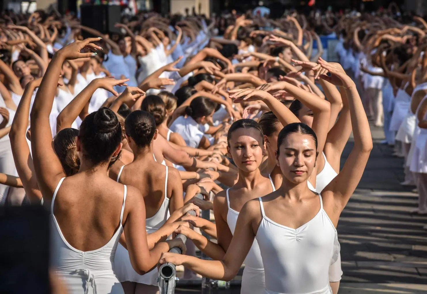 Roberto Bolle in Duomo Lezione alla sbarra per 2.300 allievi E due nuovi corpi di ballo
