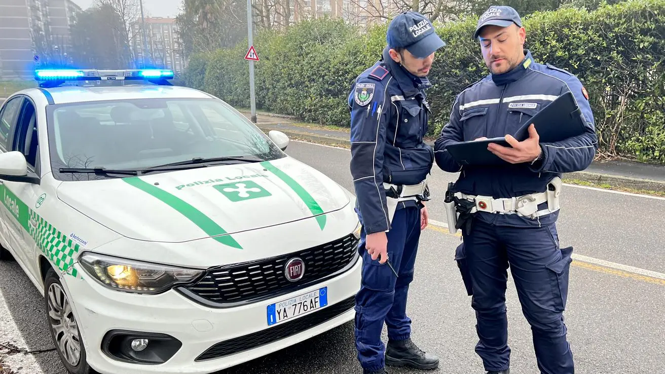 Autocarro pirata urta furgone e si dilegua Sos dei passanti ai vigili Autocarro pirata urta furgone e si dilegua Sos dei passanti ai vigili