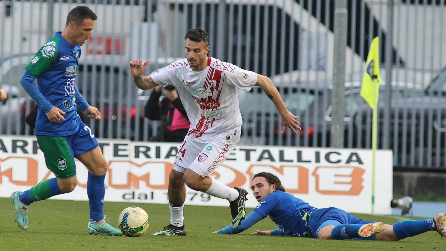 Terza sconfitta consecutiva per la squadra di Mandorlini, che dopo il vantaggio iniziale viene raggiunta e superata da un rivale che vede sempre più vicina la promozione in serie B