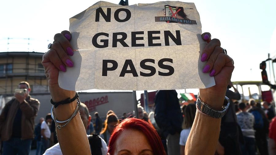 Una manifestazione contro il Green pass (Archivio)