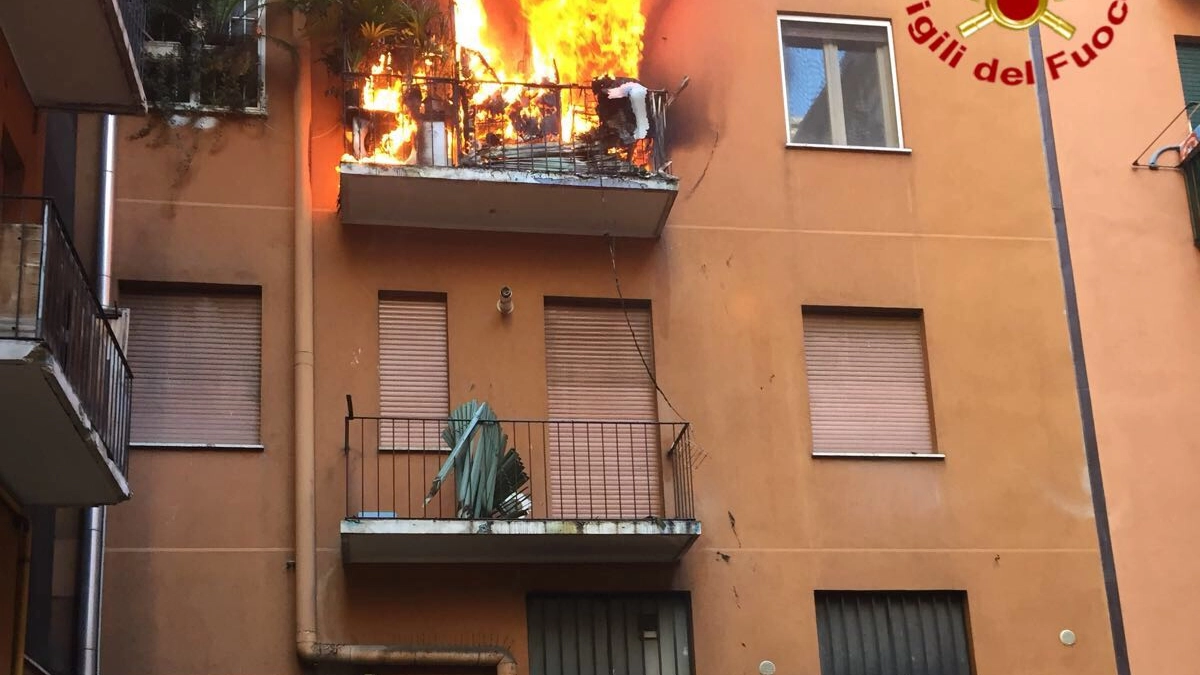 Incendio in un appartamento di via Fiuggi
