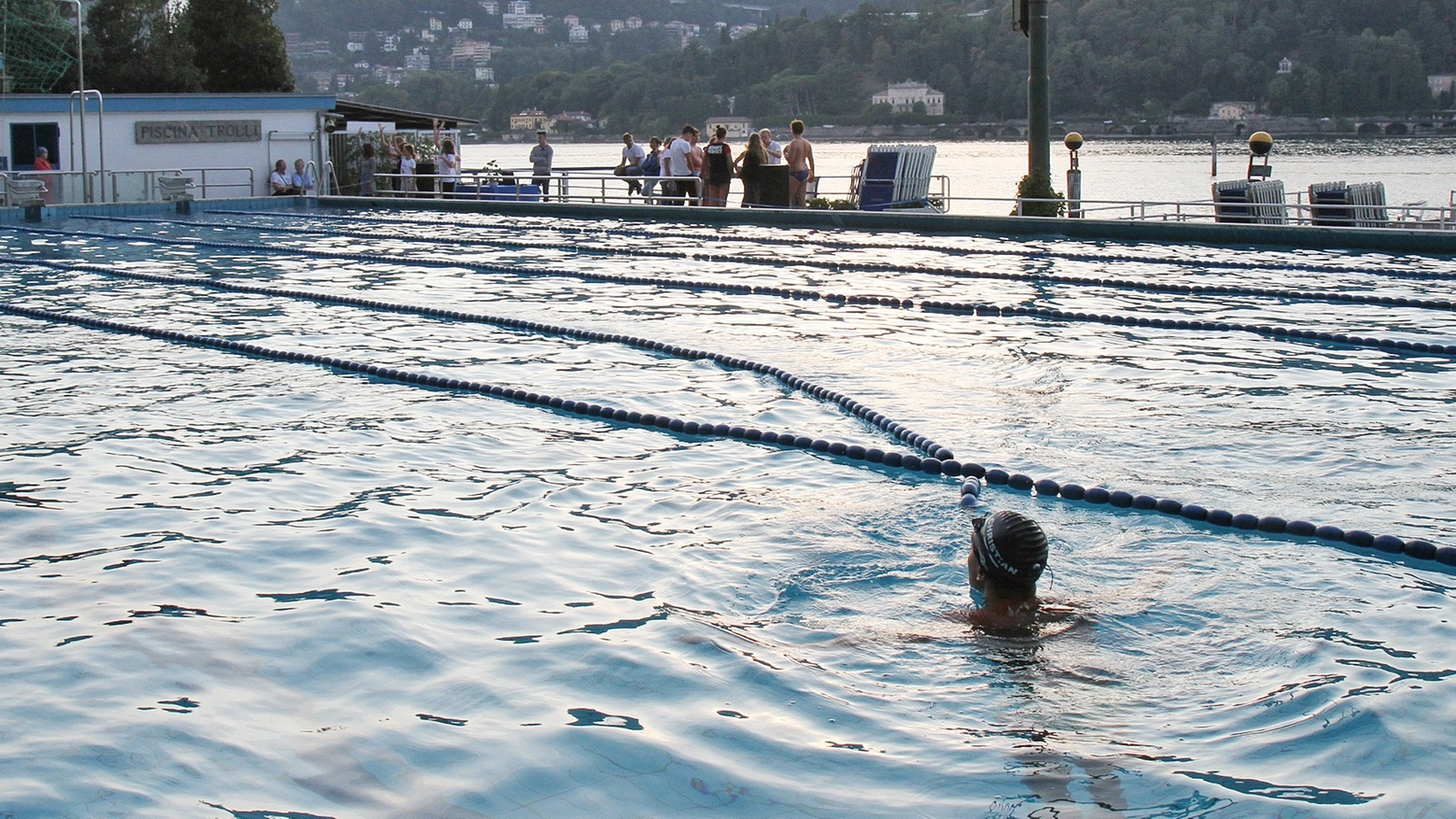 Un atleta si allena nella piscina all'aperto