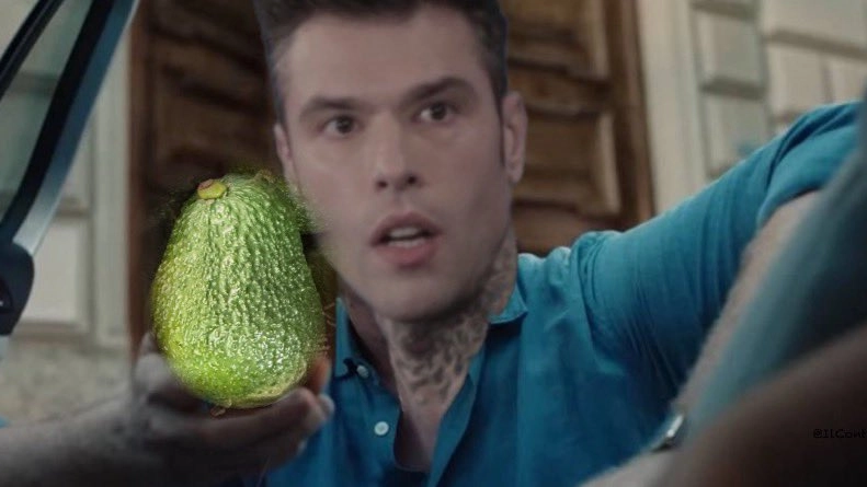 Il meme sulla pubblicità Esselunga dove Fedez dà al figlio l'avocado al posto della pesca