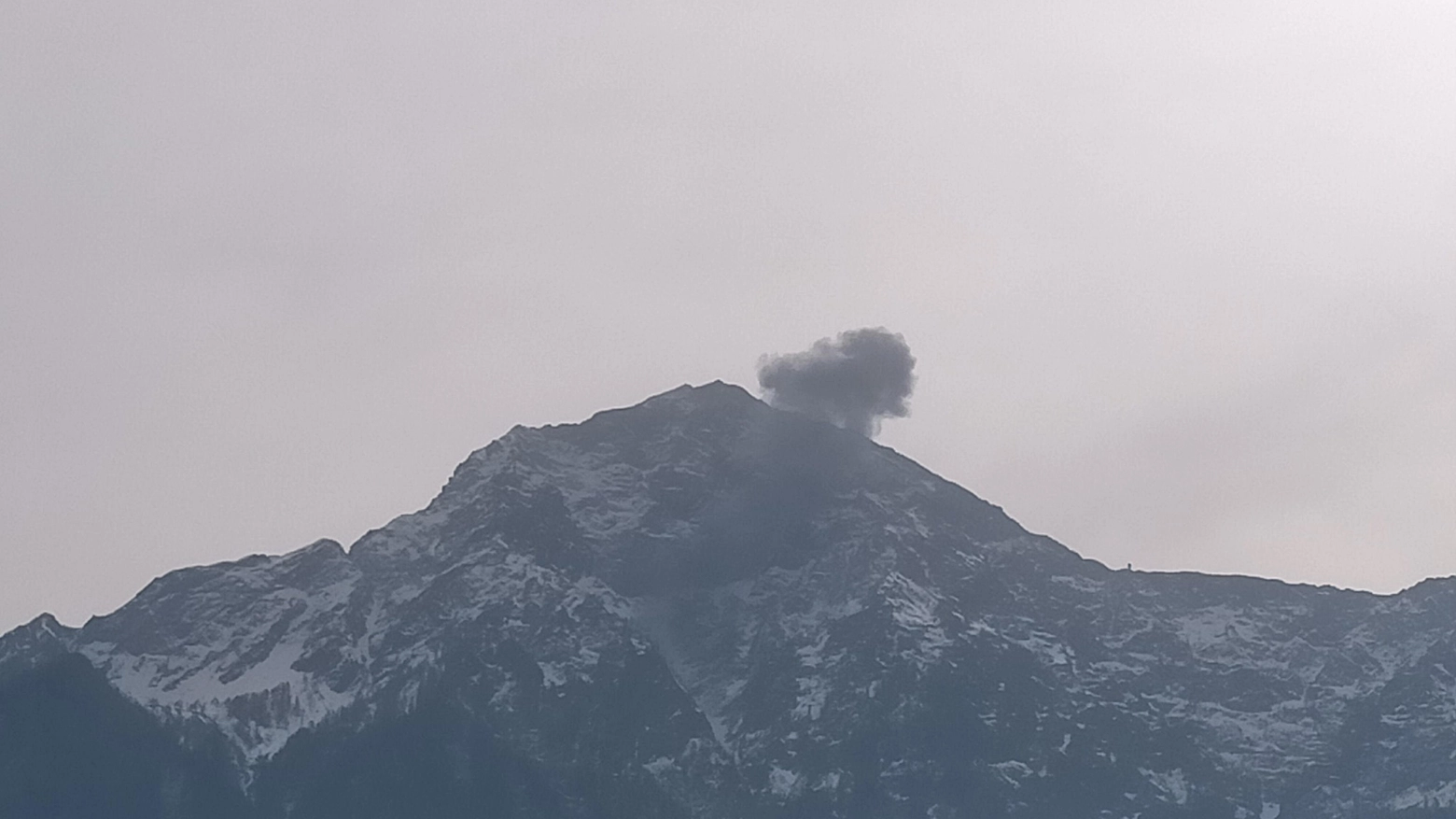 Il fumo dopo lo schianto sul Monte Legnone