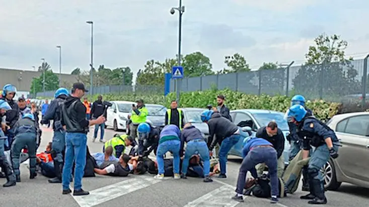 Picchetto al centro merci "Una forma violenta e fuori dalla legalità" Picchetto al centro merci "Una forma violenta e fuori dalla legalità"
