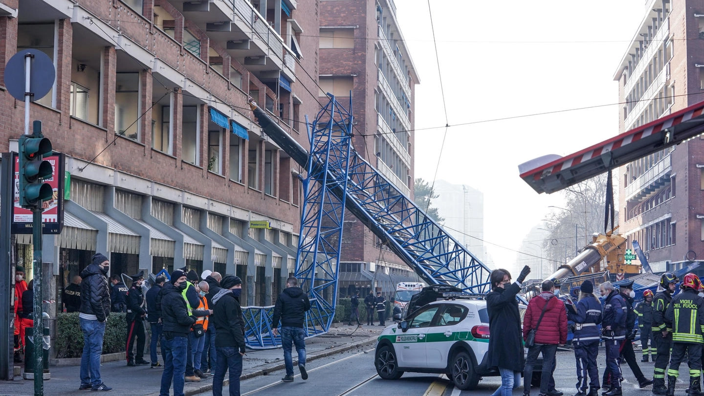 Torino: crolla una gru, morti tre operai (Ansa)