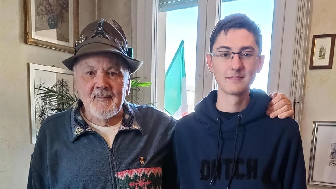 Nonno Piero il veterano e il nipote Lorenzo: "Siamo Alpini nel Dna"