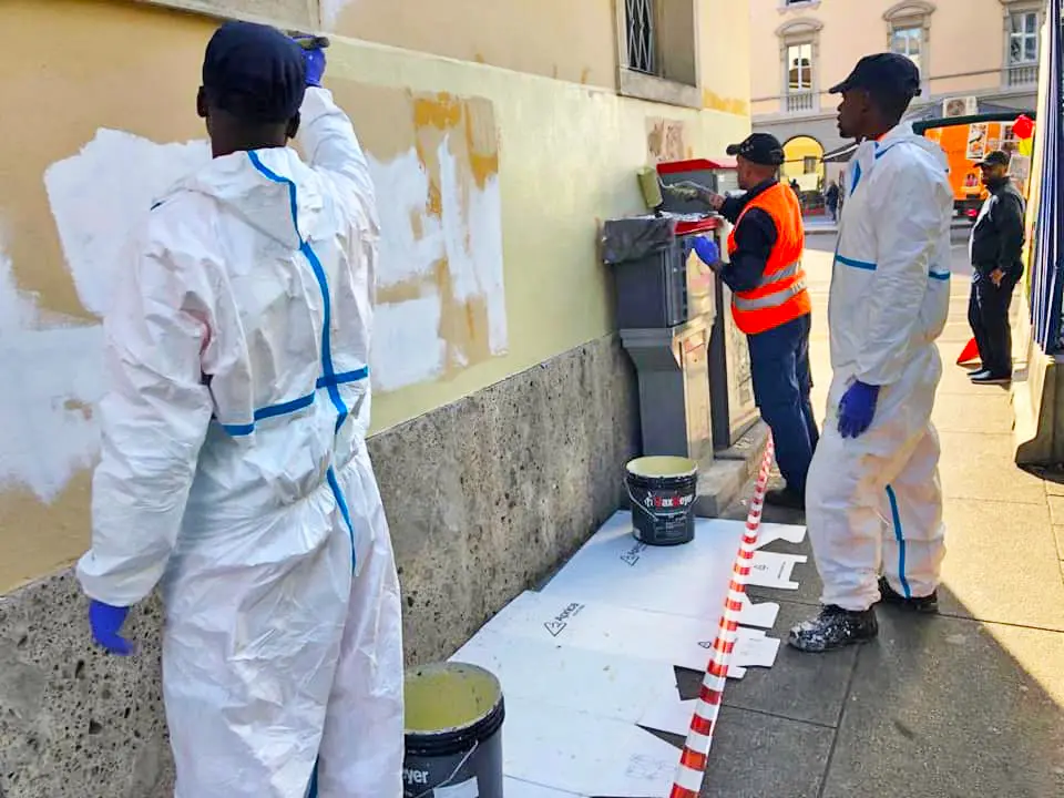 Bergamo, i richiedenti asilo puliscono le scritte anti-Salvini