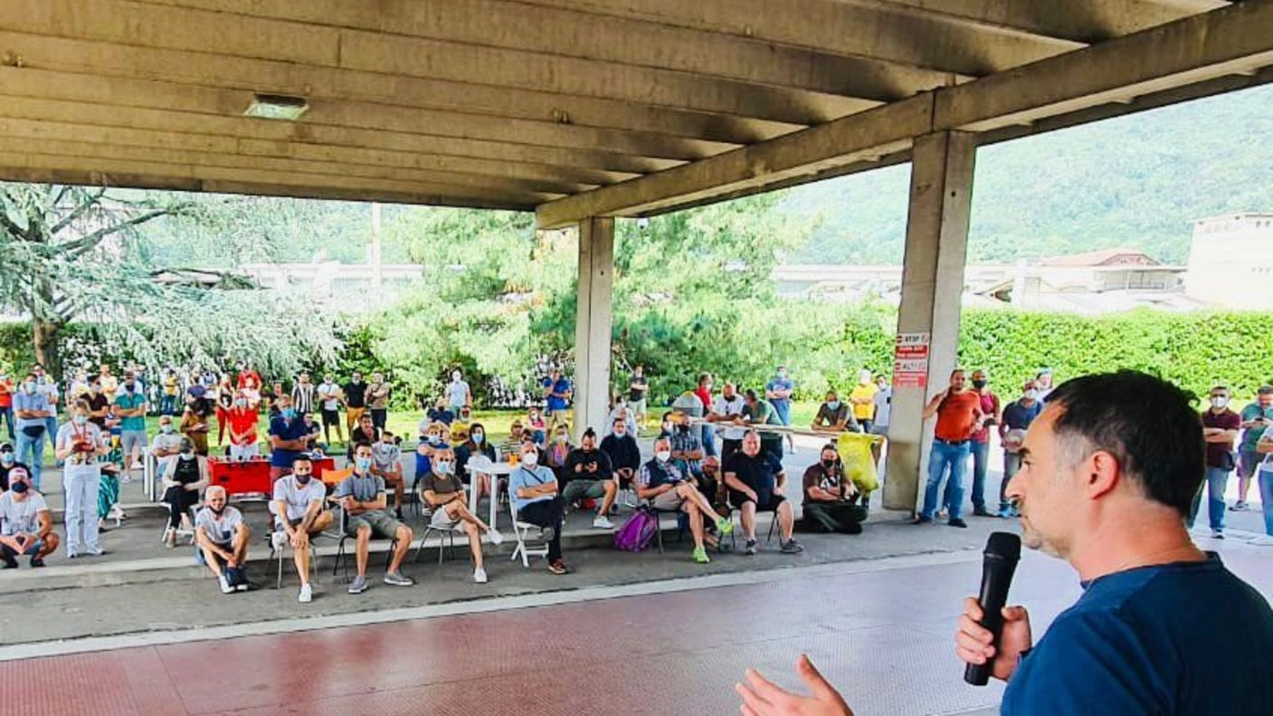 Un’assemblea dei lavoratori Timken che hanno presidato l’azienda per settimane