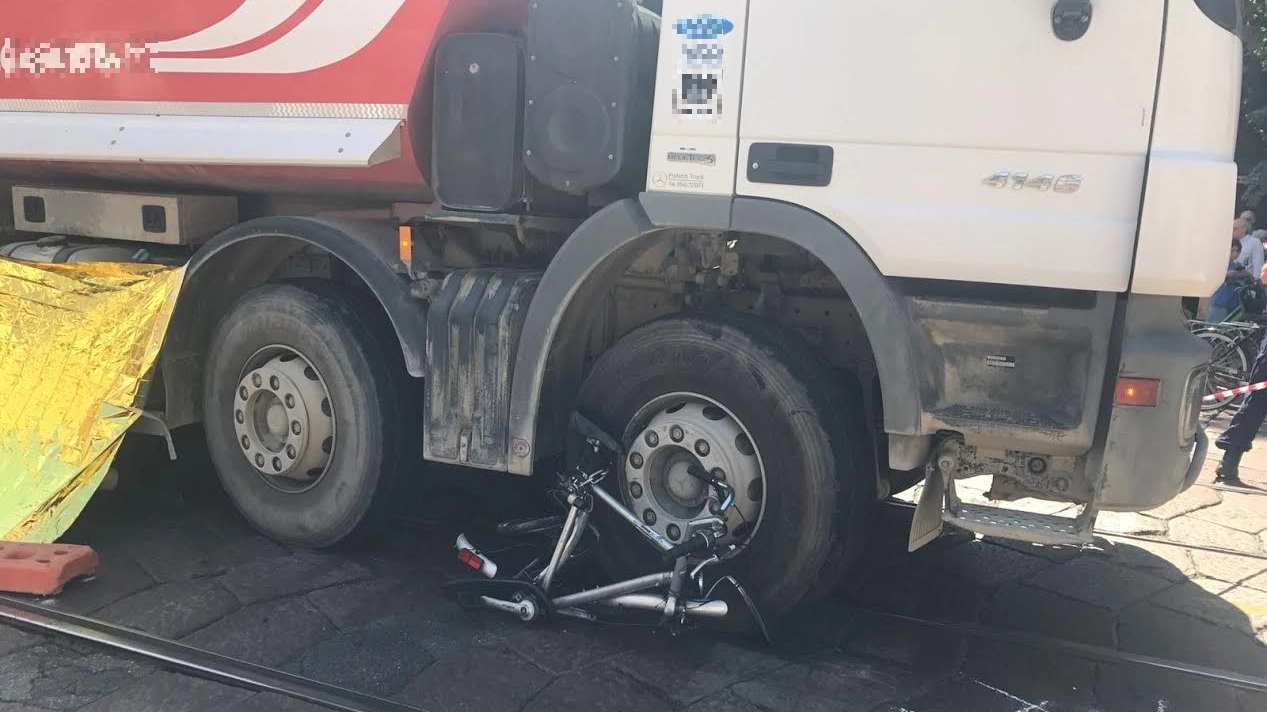 La bici schiacciata dal camion