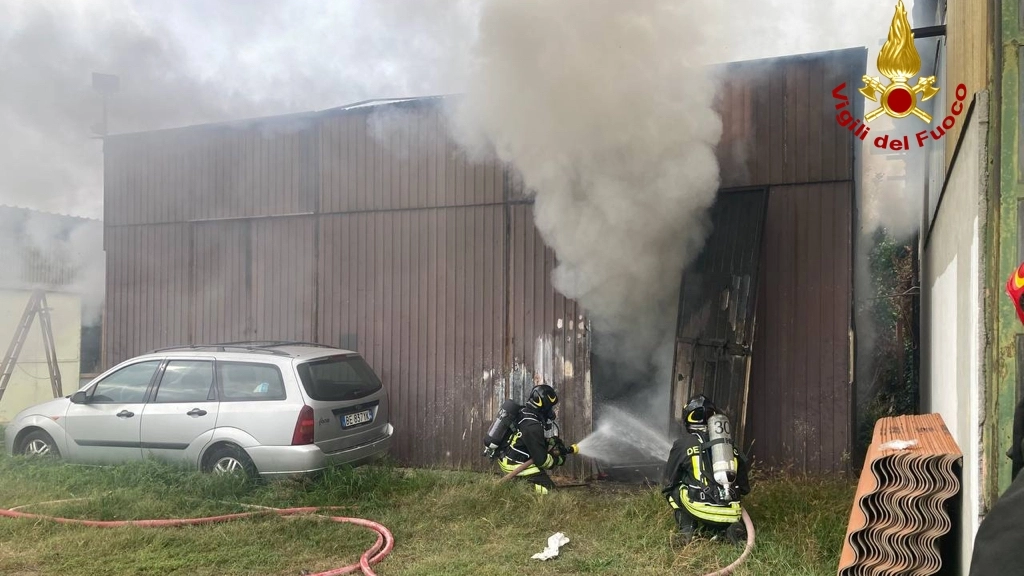 L'incendio ha interessato un capannone di via dell'Olmo L'incendio ha interessato un capannone di via dell'Olmo