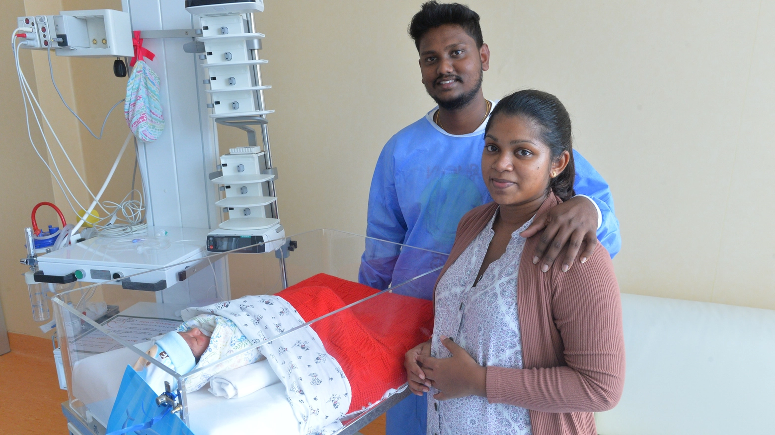 I genitori con il bimbo nato in aereo, ora all'ospedale Del Ponte di Varese