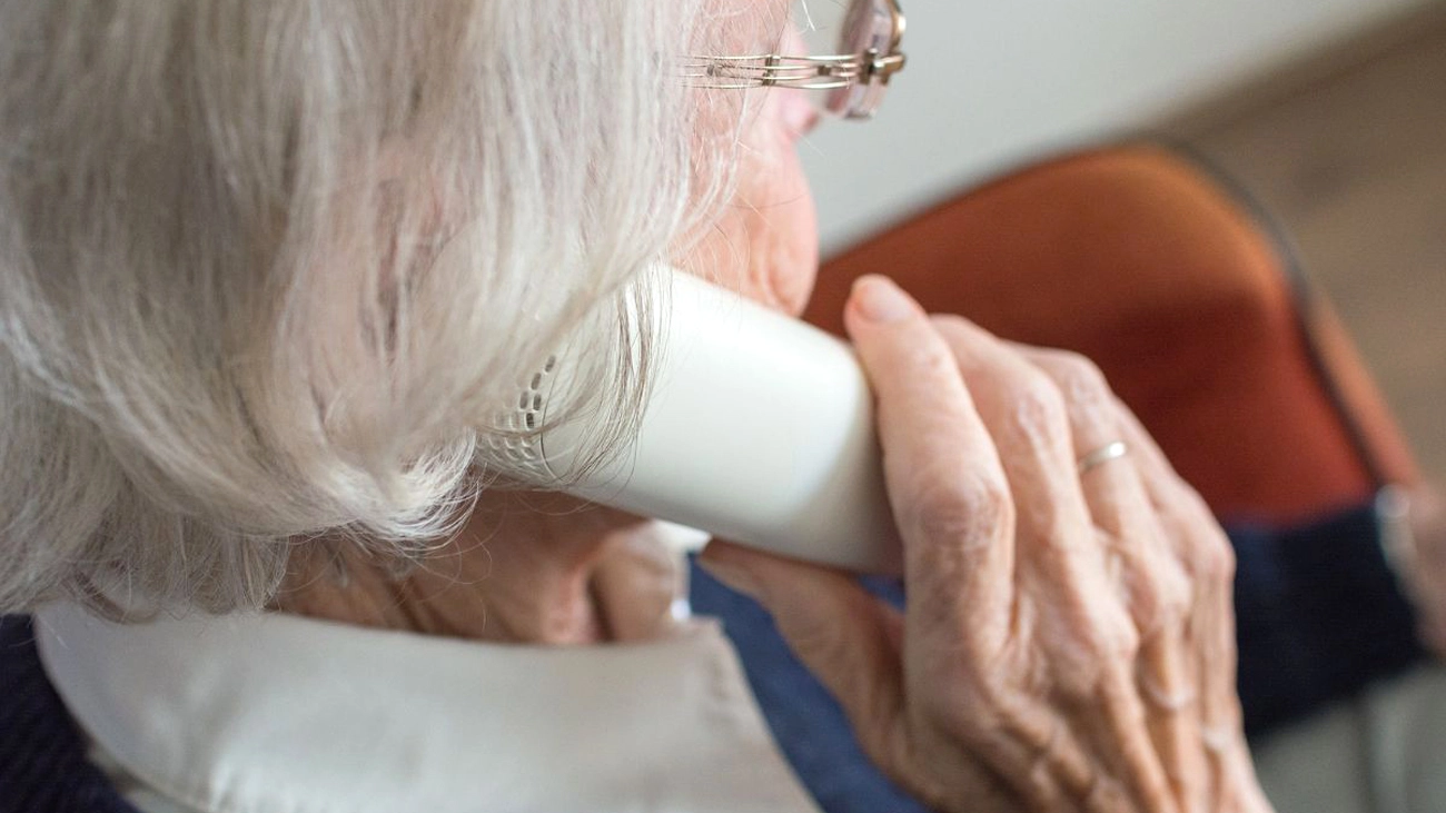 Le truffe agli anziani partono spesso con una telefonata