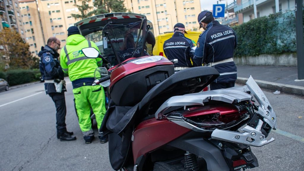 Lo scooter coinvolto nell'incidente in via Quarenghi a Milano (foto Canella)
