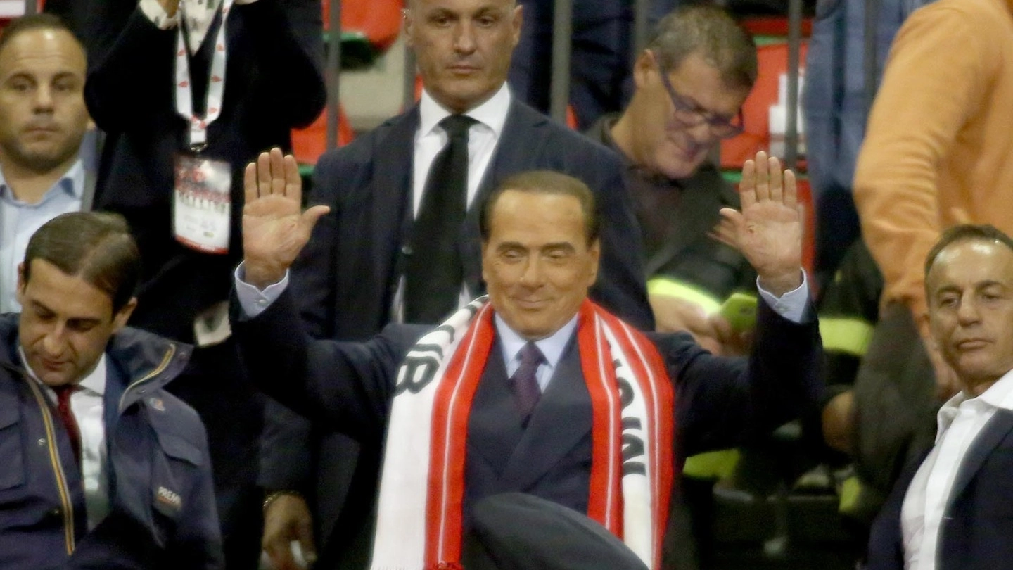 Silvio Berlusconi allo stadio Brianteo con una sciarpa biancorossa al collo