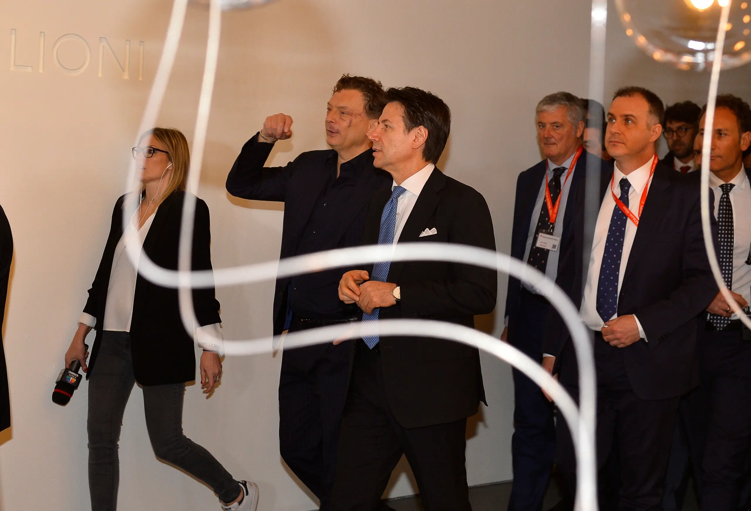 Salone del Mobile, hostess bacchetta il premier Conte: "Non si toccano le opere"