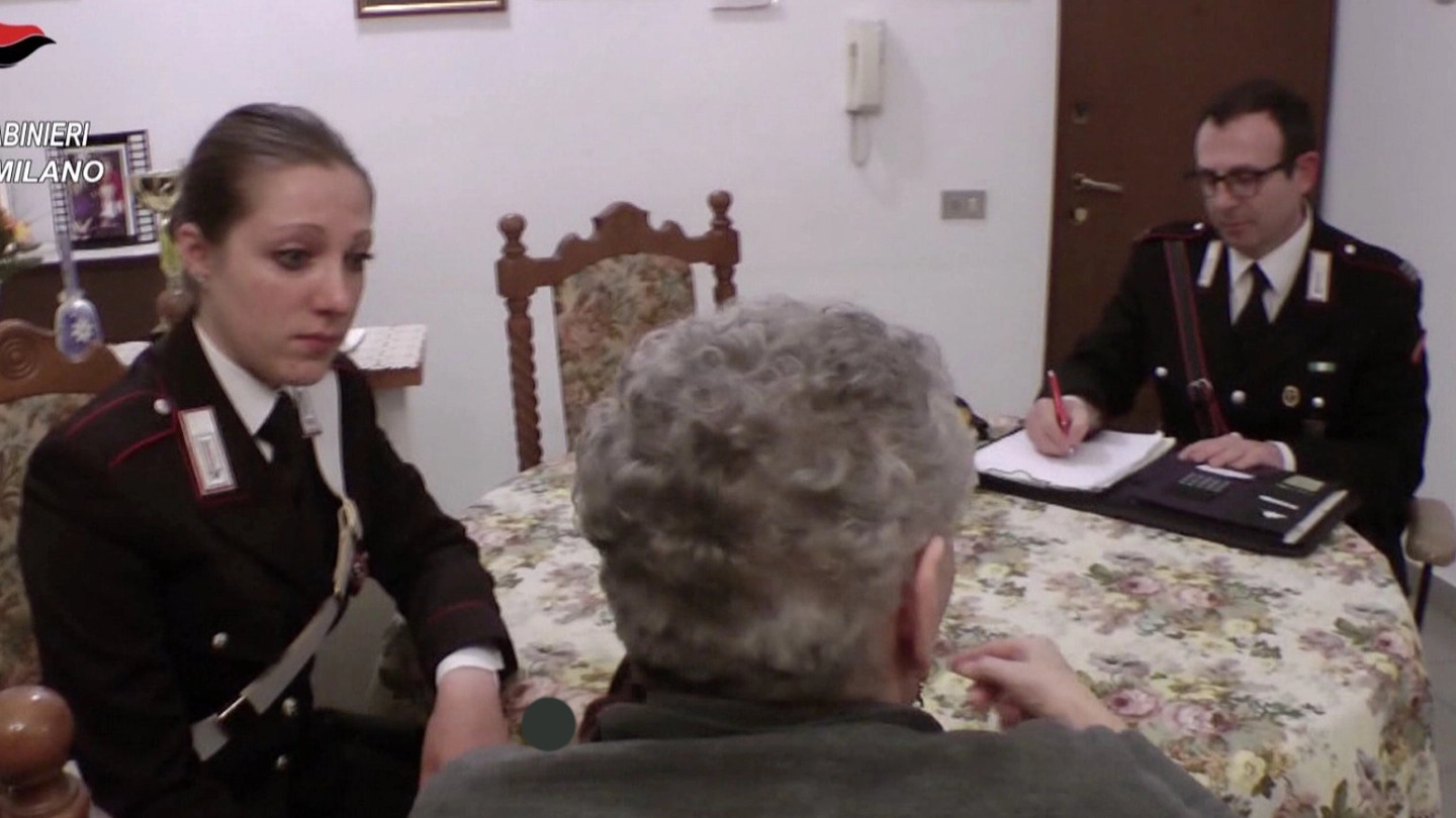 Due carabinieri  raccolgono il racconto di un’anziana truffata  un fenomeno  sempre più presente